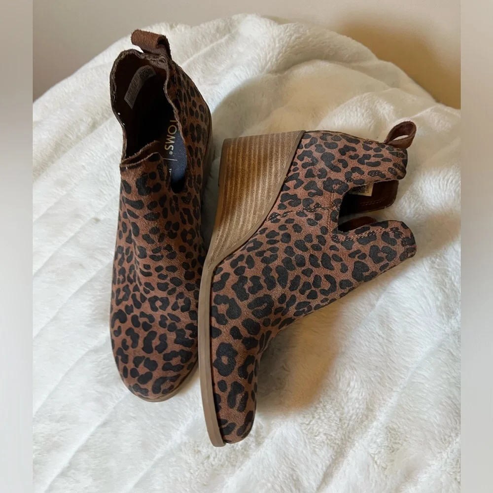 Toms Women’s 7 Kelsey Pull On Wedge Bootie Brown Black Leopard Print Work Fall